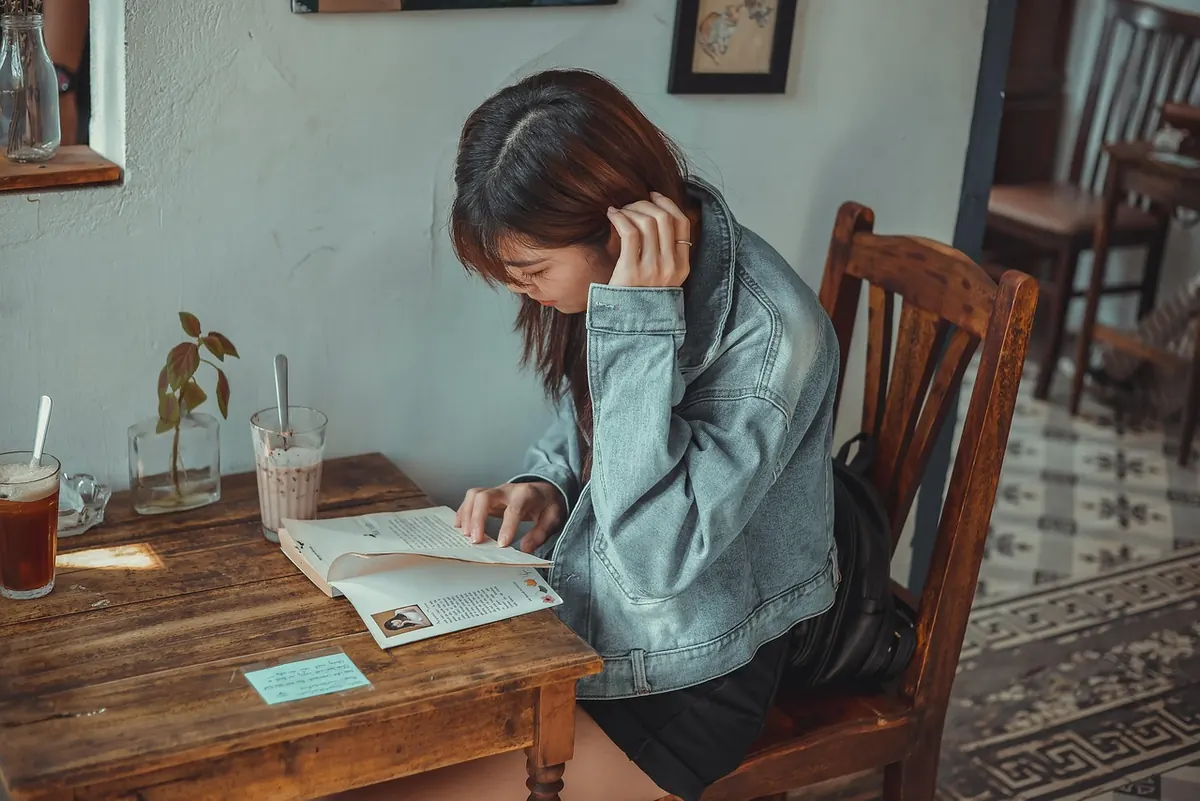 How to Find a Great Local Café While Traveling: 10 Things to Check